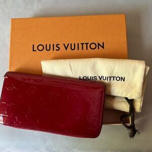 EUC LV Vernis Zippy Wallet with dust bag and box!